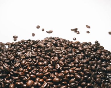 kavrulmuş kahve çekirdekleri bir sürü yalan masaya