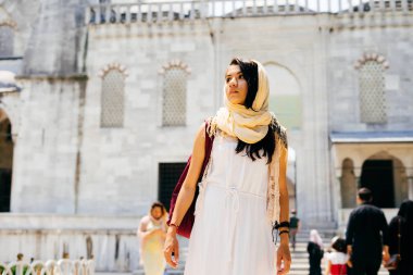 Bir eşarp genç bir kadında Camii standları