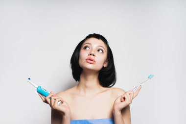 genç bir kız siyah saçlı diş fırçası onun elinde tutuyor