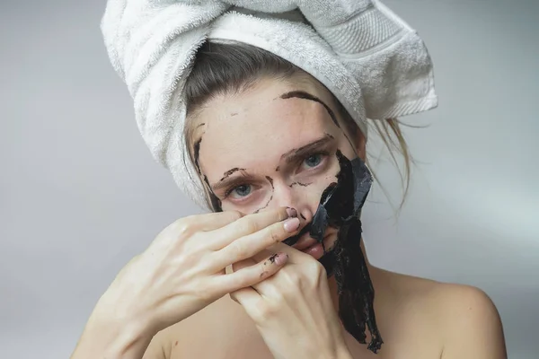 Schönheit Frau entfernt schwarzen Makel, sauberes Gesicht, Hautpflege, Hautpflege — Stockfoto