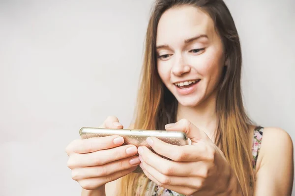 Femme jouant à des jeux sur téléphone mobile, accro, selfie — Photo