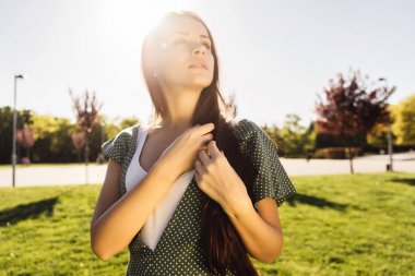 Mutlu kadın açık genç ortrait kadar kapatın 