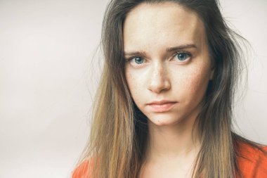 Doğal Güzellik yüz beyaz bir arka plan üzerinde ciddi ifade ile