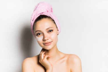 Kafasındaki bir havlu ile kız yüz cilt sonra görünüyor