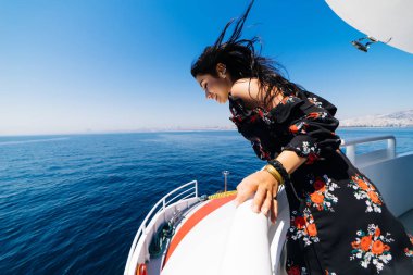 Mutlu güzel turist kadın Özel yat üzerinde