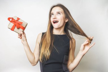 Kadın beyaz bir arka plan üzerinde hediye ile rüya