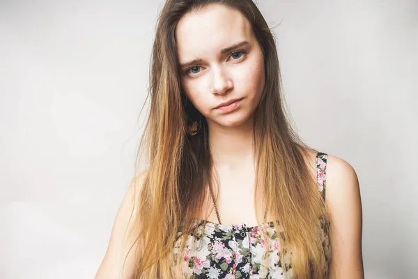 Menina séria em um fundo branco olha para a frente — Fotografia de Stock