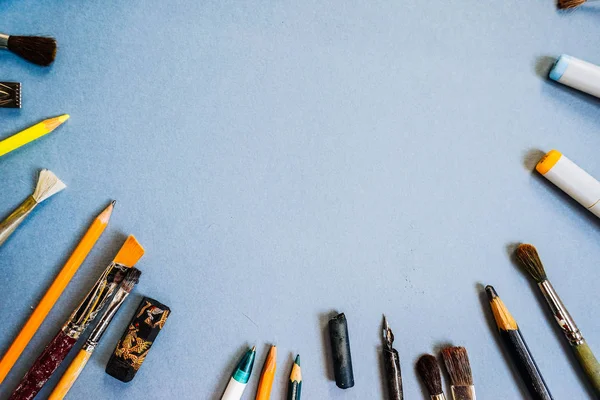 A lot of different drawing tools are on the table — Stock Photo, Image