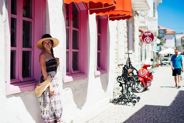 Mujer turista viajando en sombrero de sol en vacaciones de verano caminando en la ciudad vieja Alacati, Cesme, Turquía —  Fotos de Stock