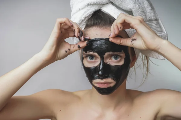 Frau entfernt schwarze Makrele. Gesichtsflecken, Peeling-Poren, saubere Haut — Stockfoto
