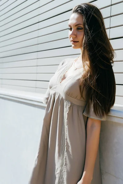 Jovem em um vestido cinza delicado — Fotografia de Stock