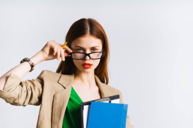 Kız ellerinde belgelerle bej ceketi ile