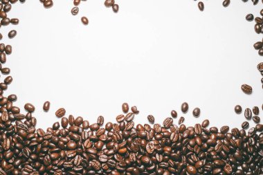 kavrulmuş kahve çekirdekleri beyaz arka plan üzerinde yalan dizi