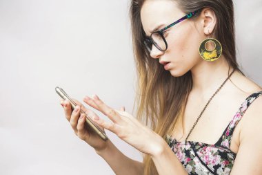 Genç metin kadın smartphone üzerinde beyaz bir arka plan kullanır.