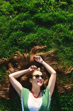 Helthy saç, diş, çimlerin üzerine genç kız gülümse, yukarıda, Parlatıcı kadın göster