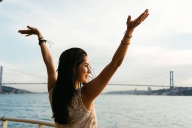 Gemi tatil kadının seyahat etmek tatil denizde seyir. Ücretsiz kaygısız mutlu kız Kollarını açarak özgürlük poz Ocean adlı arıyorsunuz.