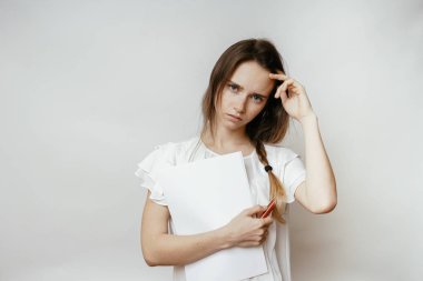 Düşünme ofis çalışanı, genç, beyaz bir arka plan üzerinde izole