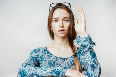 bir genç gözlük kafasında ve yükseltilmiş bir el ile