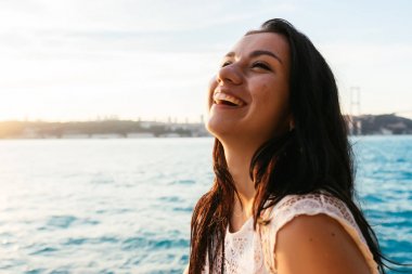 Günbatımı ve gülüyor, bir yat, bir feribot tekne gezisi, lüks Istanbul seyahat bir güzel latin kız portresi