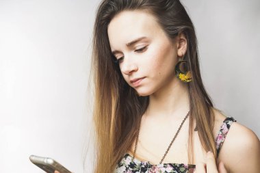 Cep telefonu manifatura olan güzel kadın