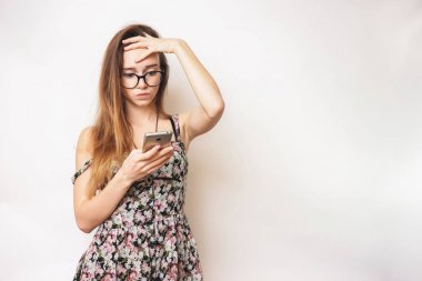 Beyaz bir arka plan üzerinde mobil, kötü karar kadın sorunları