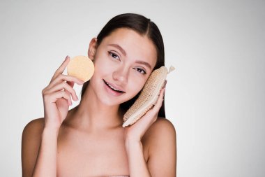 güzel genç kız gülümseyerek, bir sünger ve bir lif kabağı