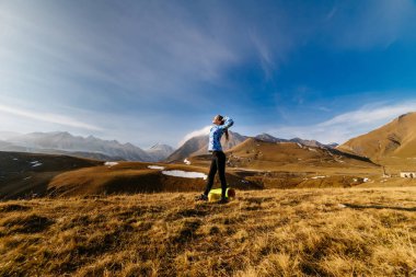 aktif genç kız seyahatleri Kafkas Dağları üzerinden sahiptir güneş ve doğa