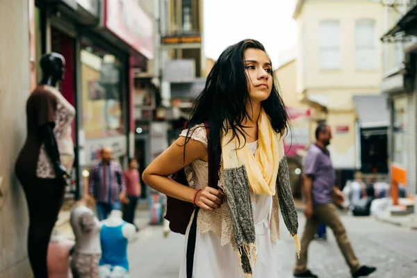 Τουρκική κορίτσι ταξιδιώτη Φοιτητική στην αγορά στην Κωνσταντινούπολη — Φωτογραφία Αρχείου