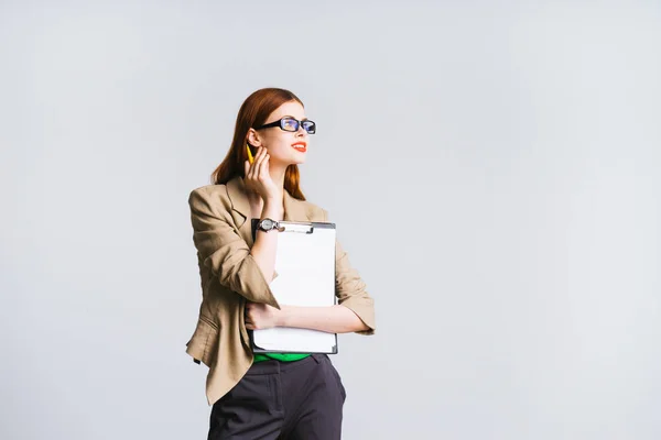 Mädchen mit Brille, Bleistift und Mappe in der Hand — Stockfoto