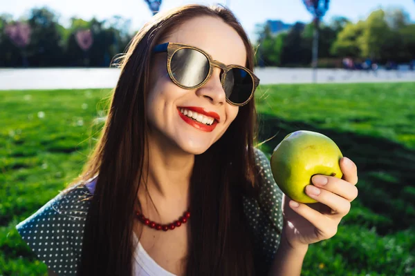 Mladá žena ukazuje bílý úsměv, zubní koncepce, zdravé zuby — Stock fotografie