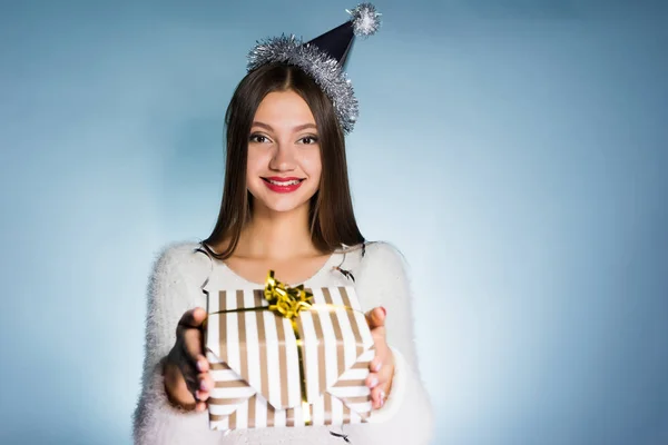 Счастливая улыбающаяся девушка в кепке получила подарок на новый год от коллег — стоковое фото