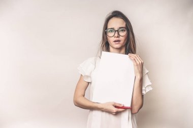 Beyaz bir arka plan üzerinde kağıt a4 şablonuyla ürkek öğrenci