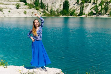 Kumsalda duran çekici kadın portresi. Mutlu gülümseyen kız, boşaltmak. Yaz seyahat kavramı, deniz, okyanus
