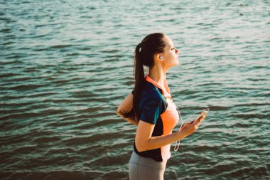 genç kız bir akşam nehir boyunca koşmak gerçekleştirir