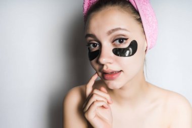 Kız kafasını ve gözlerinin altındaki Maske pembe havlu ile