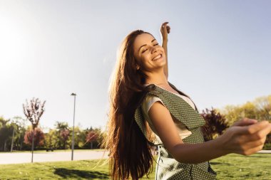 doğanın keyfini ücretsiz mutlu bir kadın. Güzellik kız açık. özgürlük kavramı. gökyüzü ve güneş güzellik kız. Güneş ışınları. keyfi.