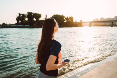 genç kız atlet karşı nehir geçiyor