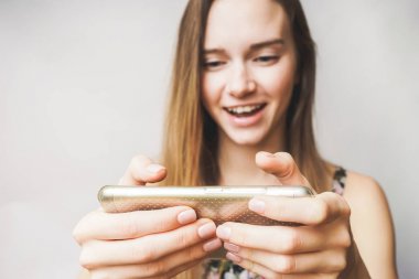 taze kız iskambil spor içinde hareket eden bağımlısı, telefon, selfie 