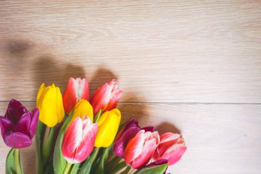 ahşap arka plan üzerinde renkli Lale buketi