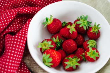 Taze çiğ sağlıklı beslenme çilek meyve plaka, izole beyaz, yukarıda, flatlay yakın çekim görünümü, boşaltmak için metin, çerçeve. Köyün rustik tuval, kırsal gıda