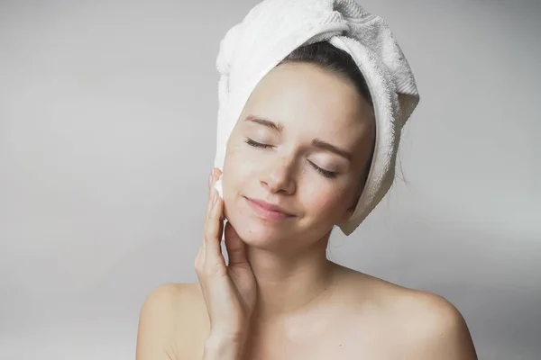 Femme enlève les cosmétiques avec coton-tige, nettoyage visage — Photo