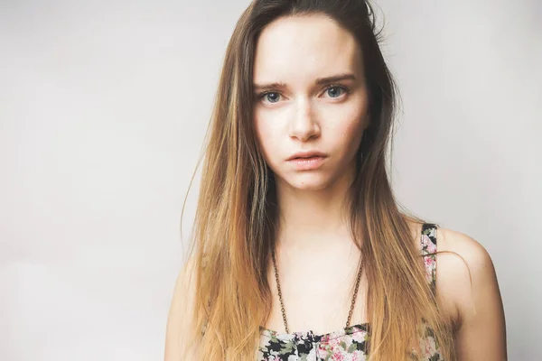 Besorgte junge Mädchen mit blauen Augen auf weißem Hintergrund — Stockfoto