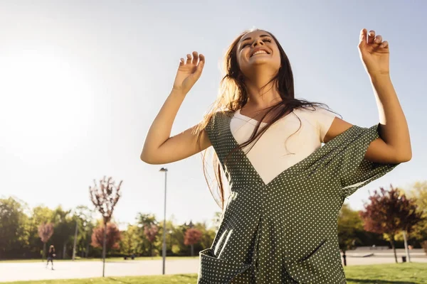 Vrije gelukkig vrouw genieten van aard. schoonheid meisje buiten. vrijheid concept. schoonheid meisje over hemel en zon. zonnestralen. genot. — Stockfoto