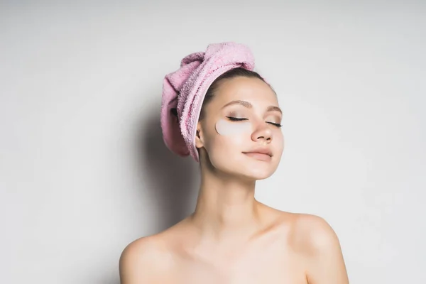 Menina com uma toalha rosa na cabeça fechou os olhos — Fotografia de Stock