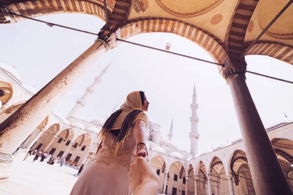 Tatil Türkiye'de, Istanbul Sultanahmet Camii önünde onu izlemeye onu adam isteyen bir kadın. Beni kavramı takip
