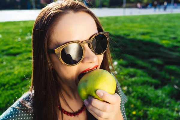 Skeptický móda žena v brýlích. Žena s sluneční brýle, na dietu — Stock fotografie