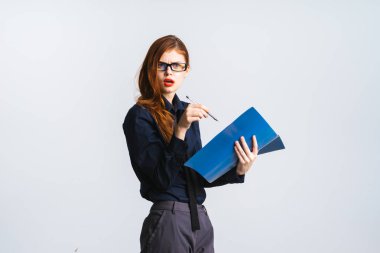 siyah gömlekli gözlüklü bir kız eller mavi bir dosyayı düzenliyor