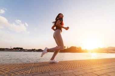 Sportif üniformalı genç kız bir akşam koşmak gerçekleştirir