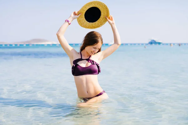 Γυναίκα ομορφιά στο νερό, παραλία καλοκαίρι χαλαρώστε, κατέχει καπέλο — Φωτογραφία Αρχείου