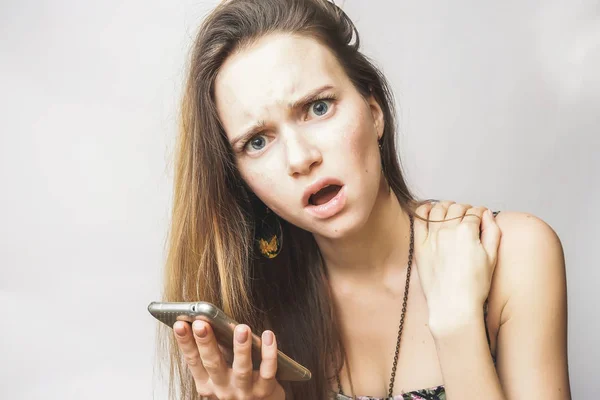 Молодая сердитая грустная женщина со смартфоном — стоковое фото